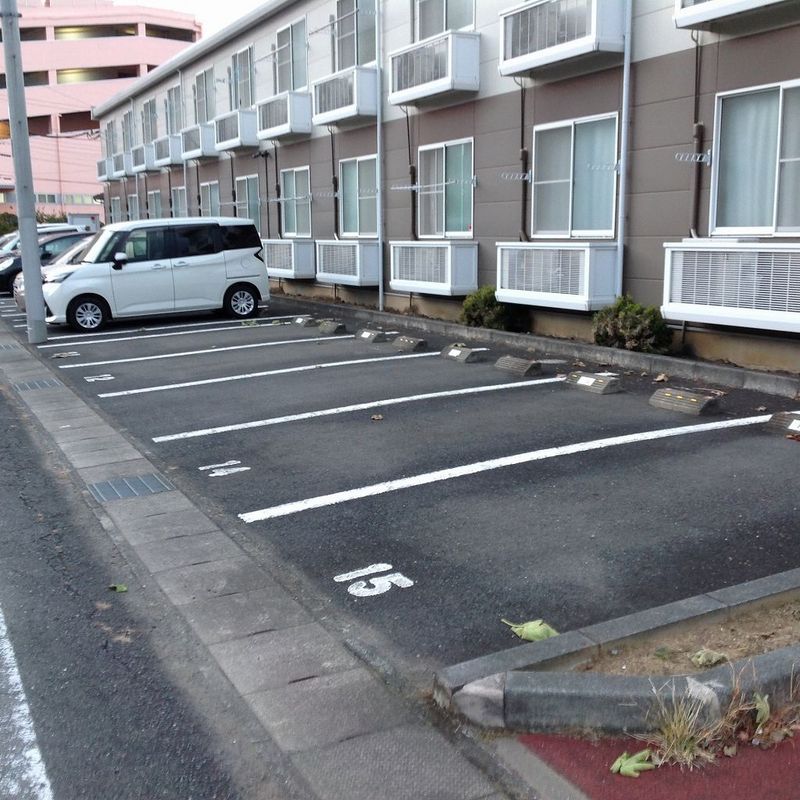 レオパレスＴｈｉｒｄ１００ 駐車場