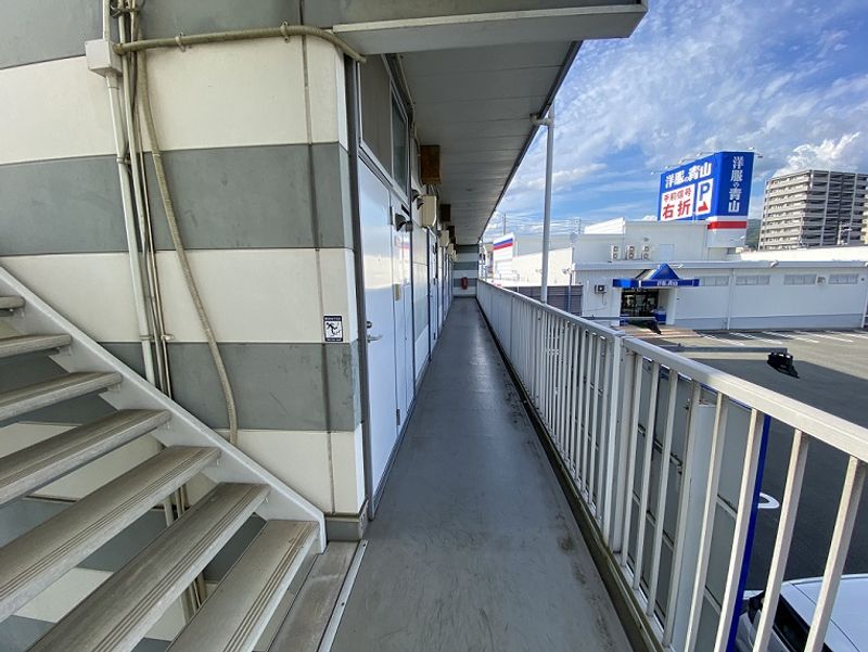 レオパレスカトレア 玄関