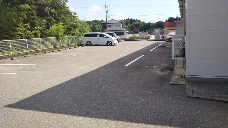 レオパレスアイリス 駐車場