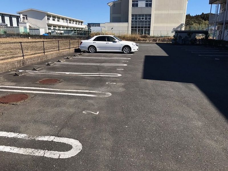 レオパレスひまわり 駐車場