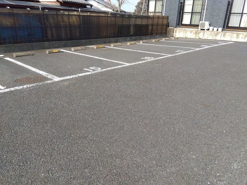 レオパレスイーストライト白井 駐車場