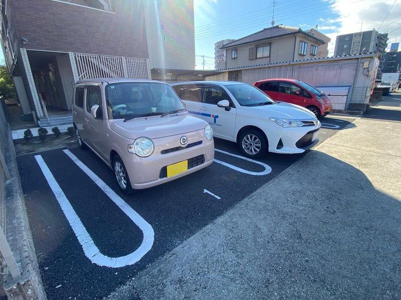 CLEINO Zenshin Honmachi 停车场