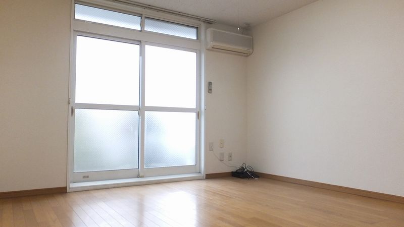 レオパレス陽光邸 居間