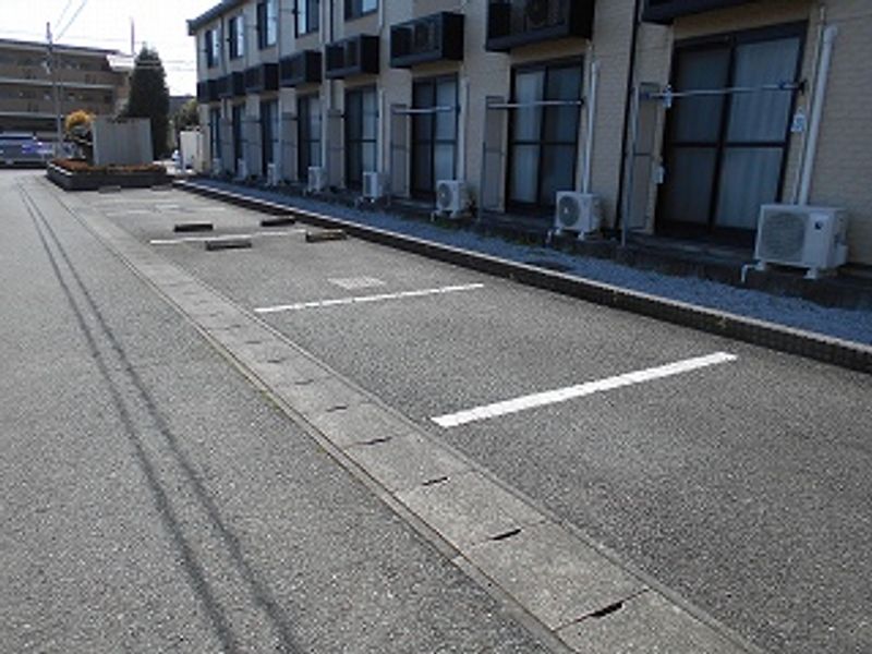 レオパレスヴェルデュール 駐車場