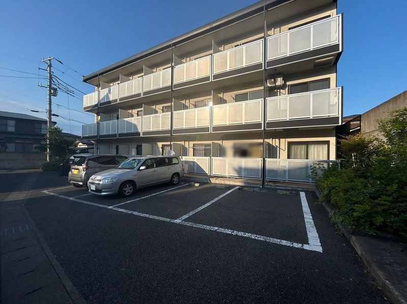レオパレスしろがね 駐車場
