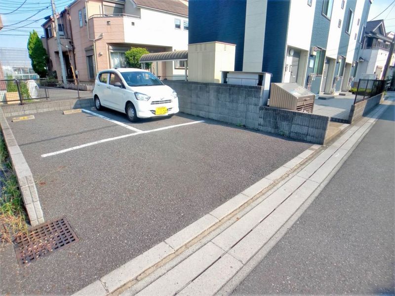 レオネクストサトハイツ 駐車場