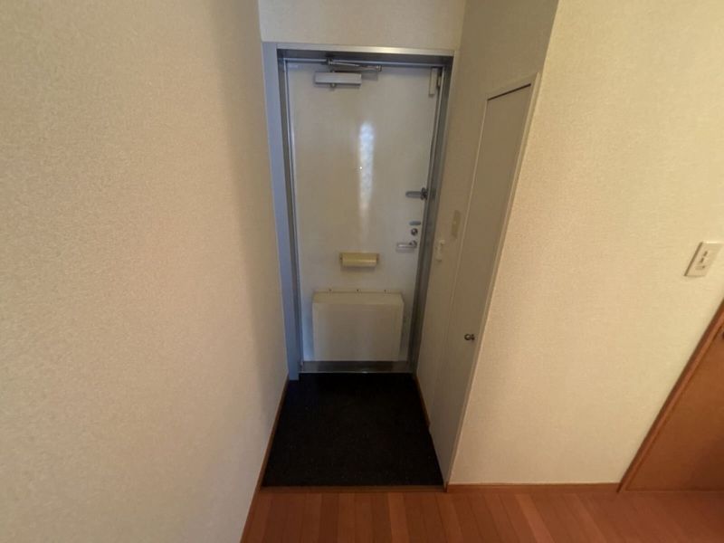 レオパレスレイクサイド 玄関