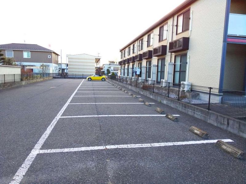 レオパレスゴスホーク 駐車場
