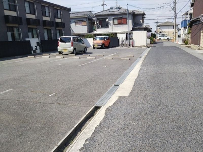 レオパレスプレジール曲川 駐車場
