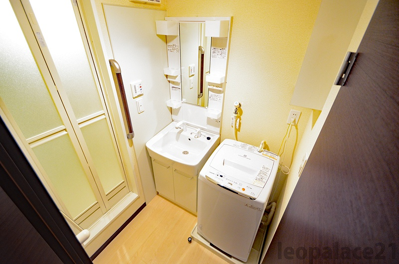 CLEINO Riverside II Washroom
