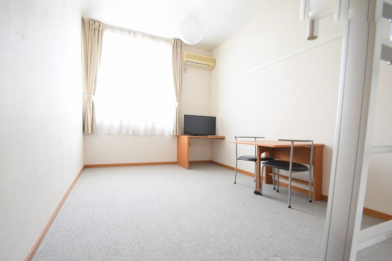 レオパレスメゾンドラフィネ成城 居間