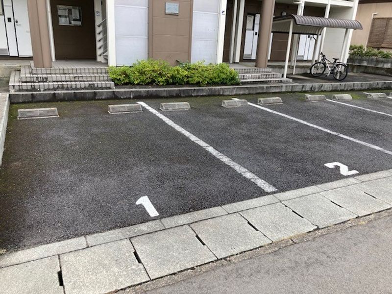 レオパレスラ・ヴィー 駐車場