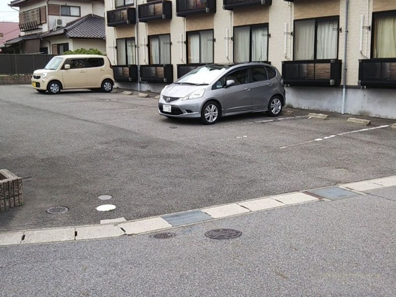 レオパレス本郷プラチナ 駐車場