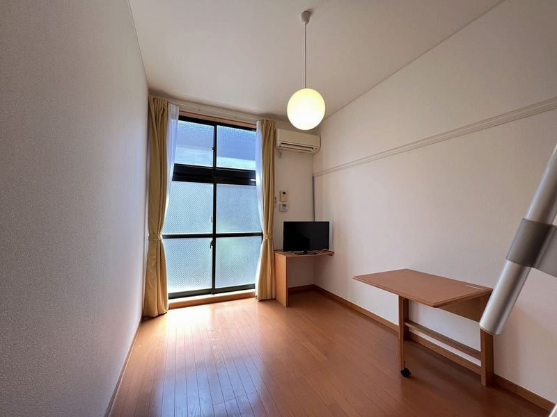 レオパレスクレストヒルズ向原 居間