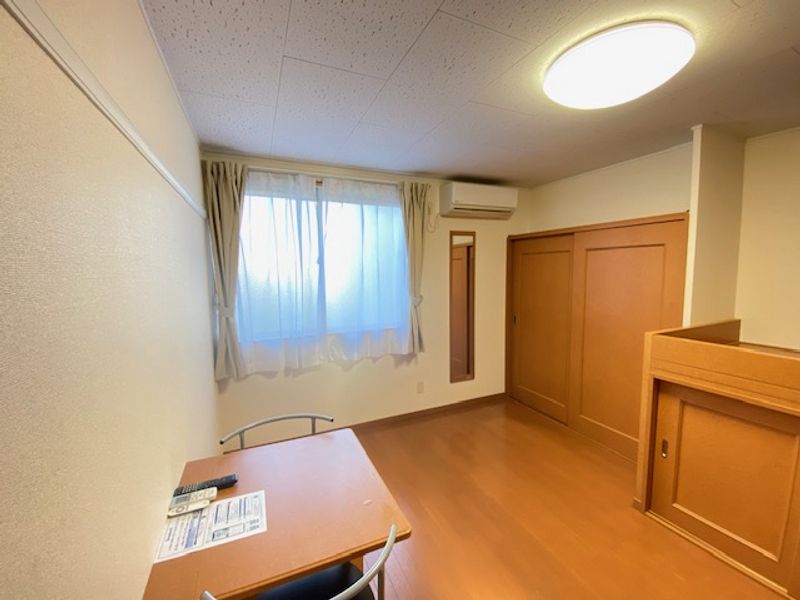 レオパレスコンフィアンス 居間