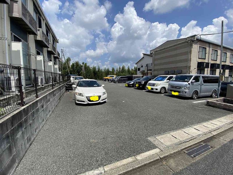 レオネクスト秣野 駐車場
