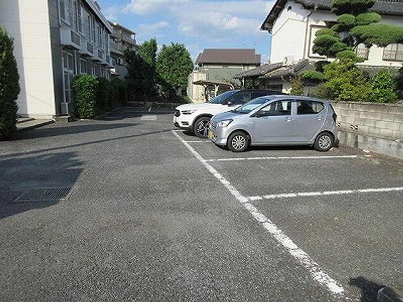 レオパレスコムニタ 駐車場