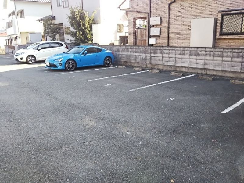 レオパレスあわの 駐車場