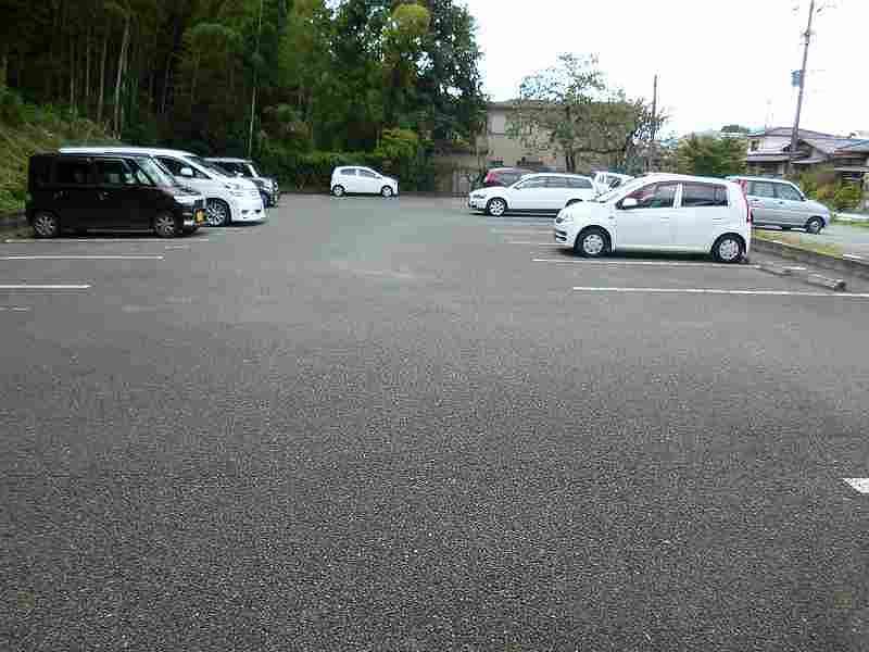 レオパレスピュアガーデン 駐車場
