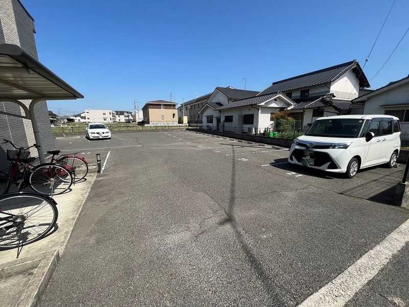 レオパレスティエード駅家 駐車場