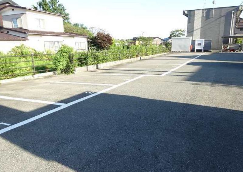レオパレスラ　モンターニュ 駐車場
