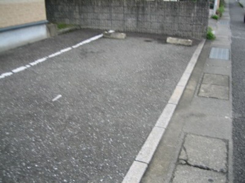 レオパレスひだまり 駐車場