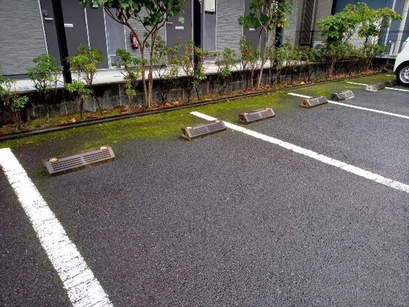レオパレスコーポ吉浜 駐車場