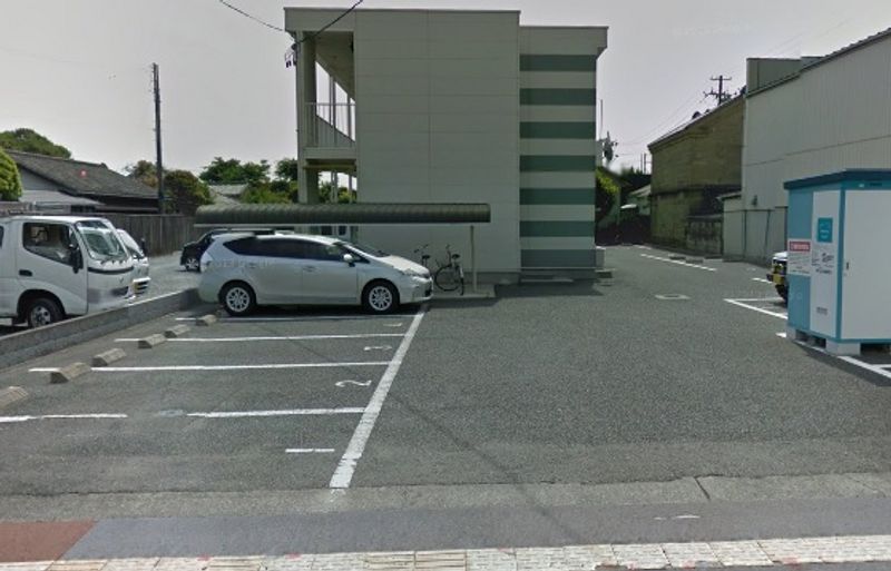 レオパレスユーカリプラザ 駐車場