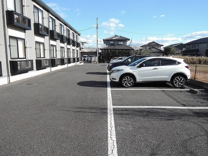 レオパレス東桜川 駐車場