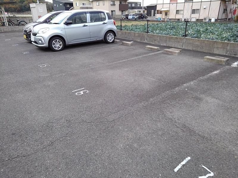レオパレスアーク 駐車場