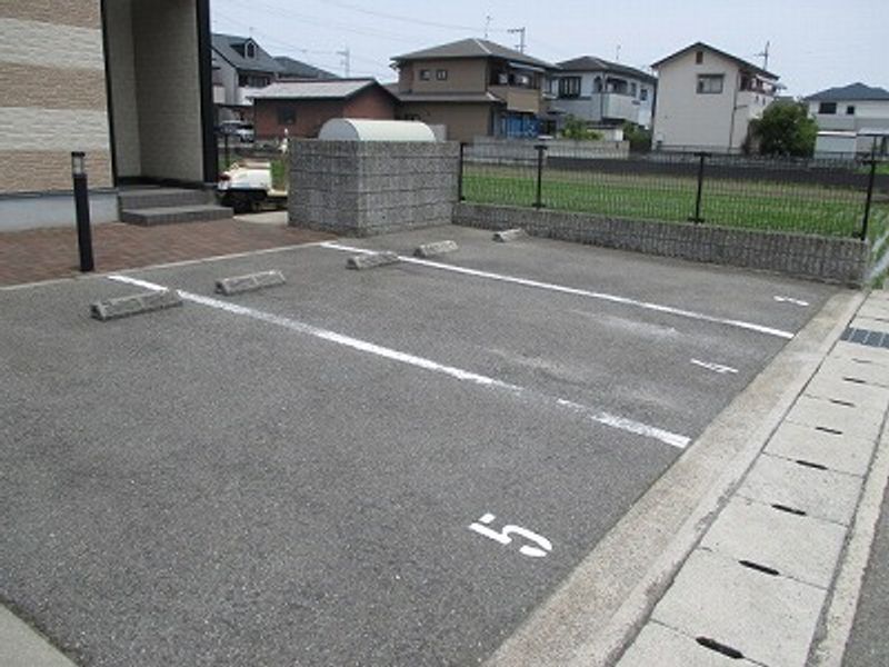 レオパレスＥＭ１ 駐車場