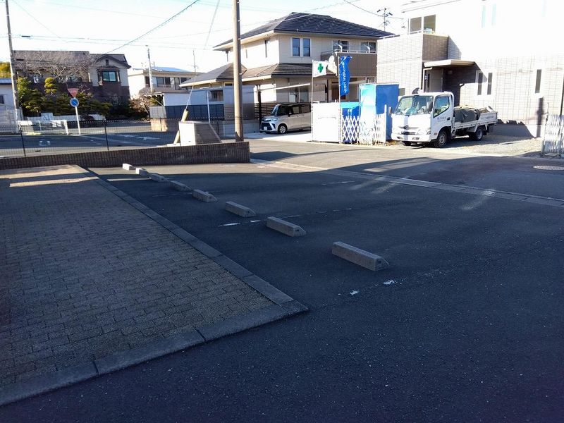 レオパレス里 駐車場