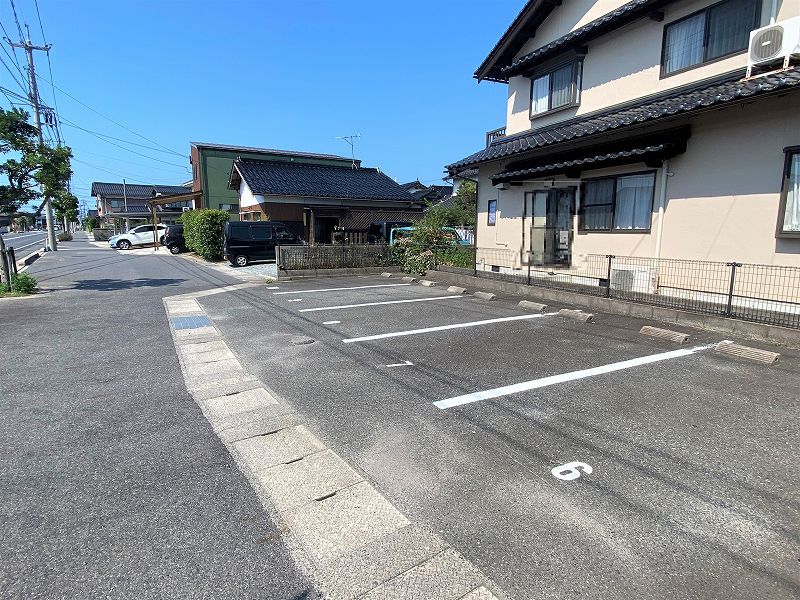 レオパレスチェリオ 駐車場