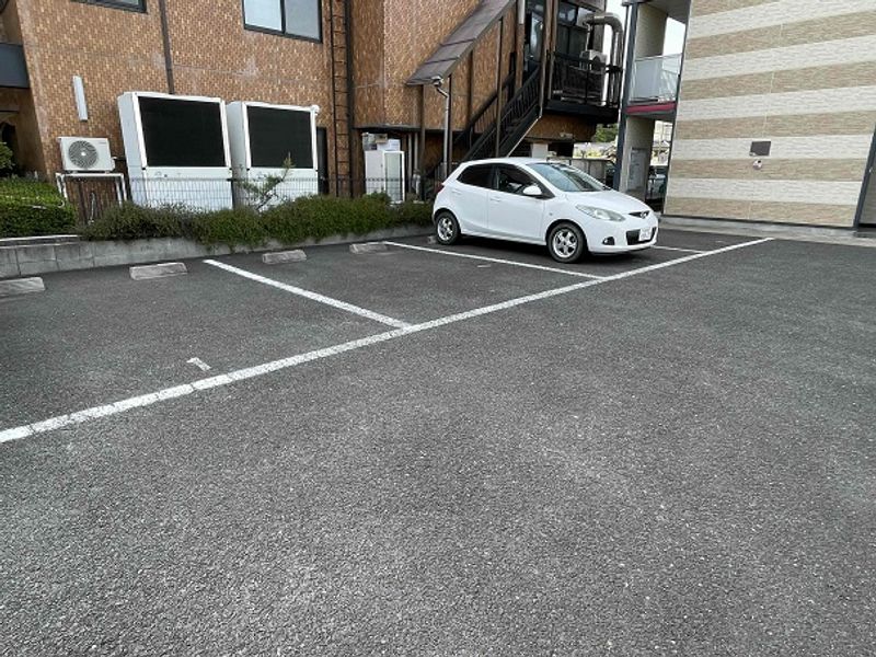 レオパレス三四郎 駐車場