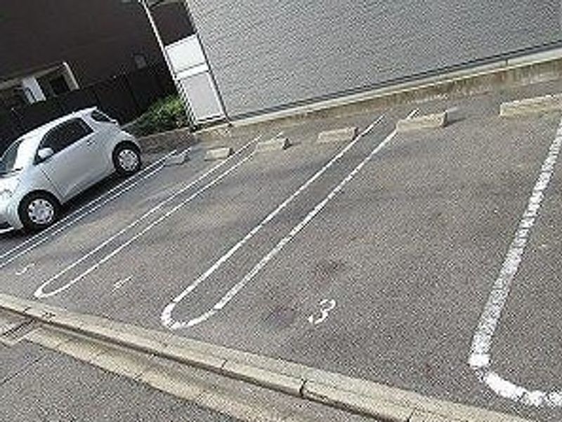レオパレス福住 駐車場