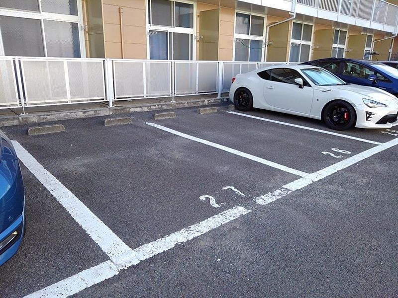 レオパレスラポール松福 駐車場