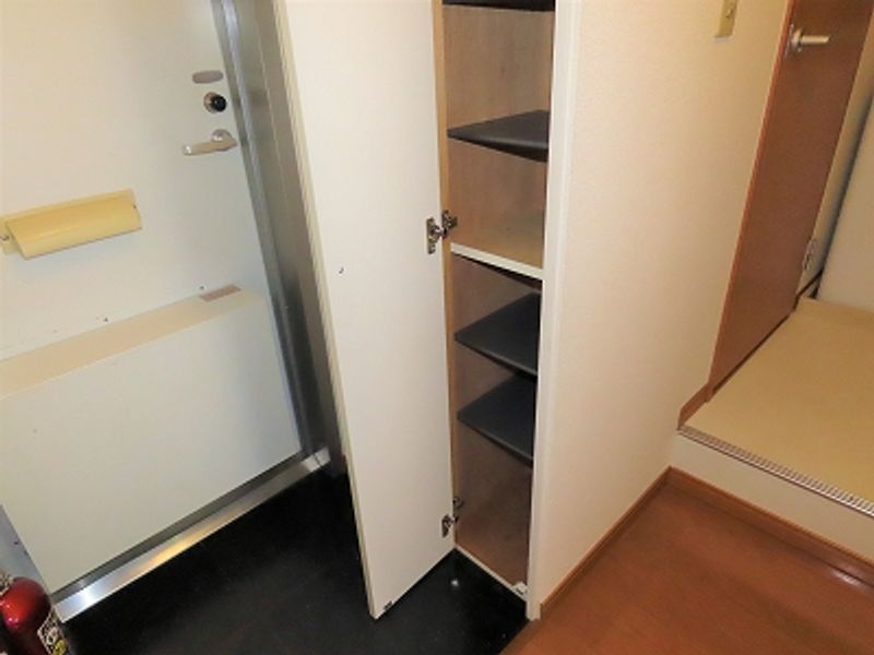 レオパレスフローリッシュ 玄関