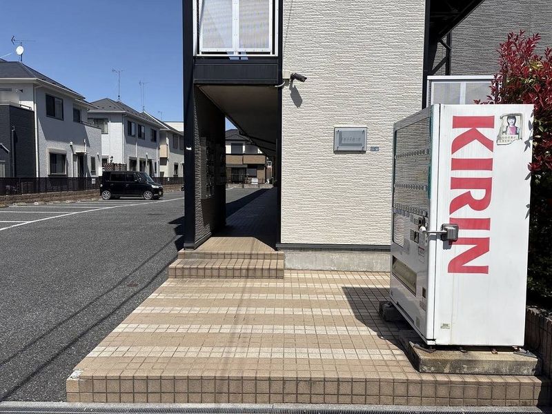 レオパレスアゼリアカーサ エントランス