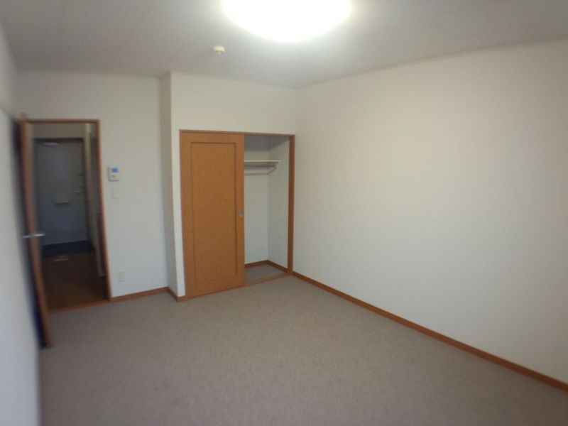 レオパレス安慶名 居間