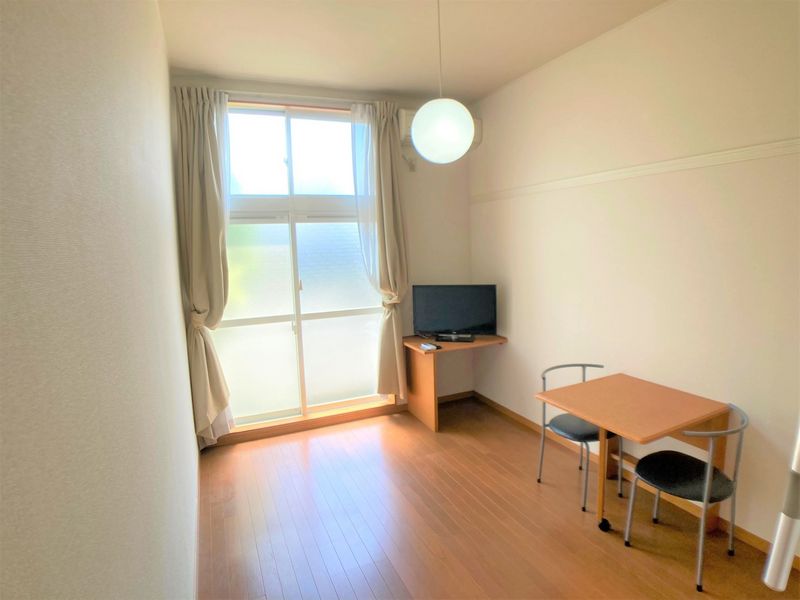レオパレスカレンティーナ 居間