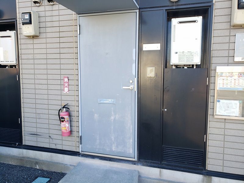 レオパレス彩参番館 玄関