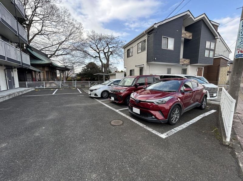 レオパレスボヌール若林 駐車場