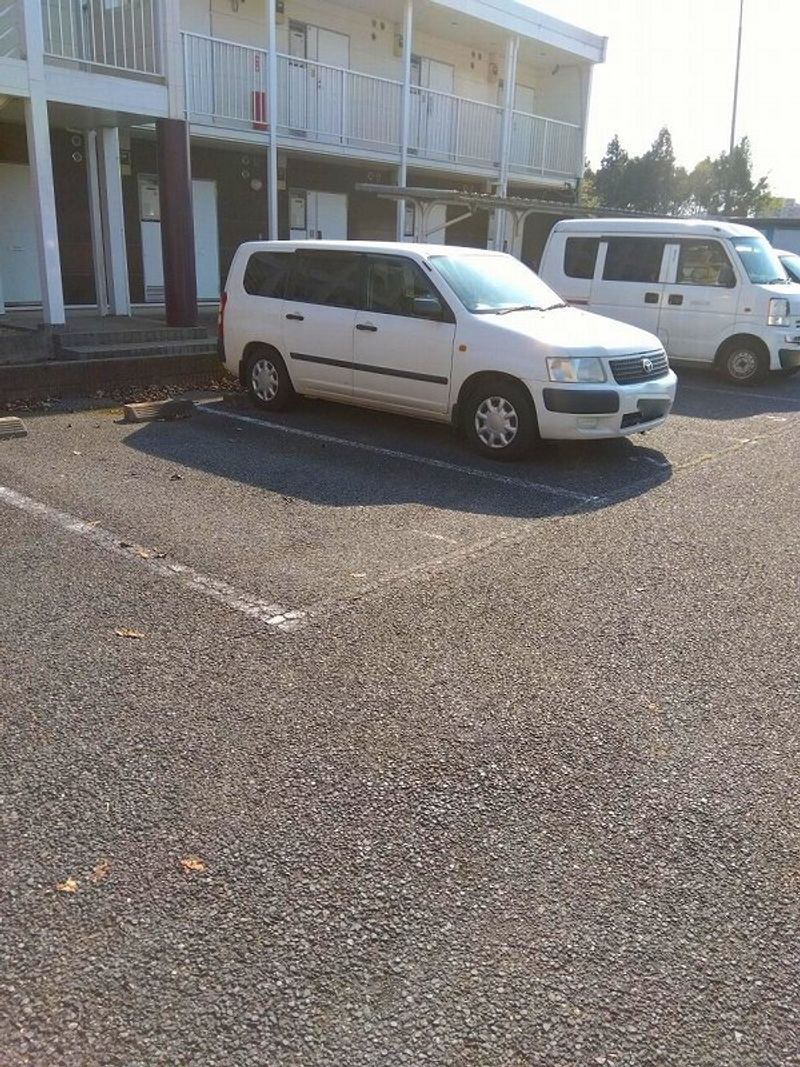 レオパレスフルールⅠ 駐車場