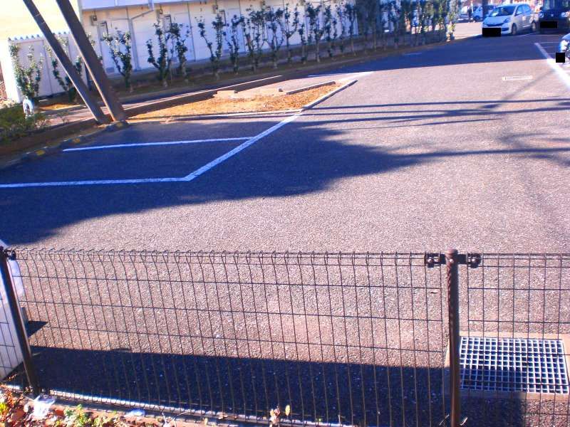レオパレスフェリーチェ南新木 駐車場
