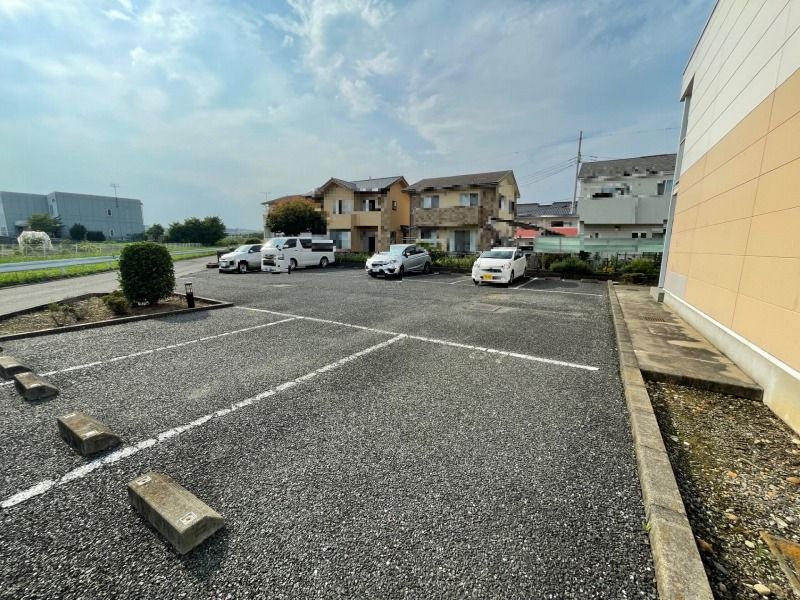 レオパレスレインボー 駐車場