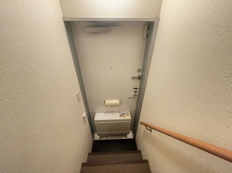 レオパレスファースト 玄関