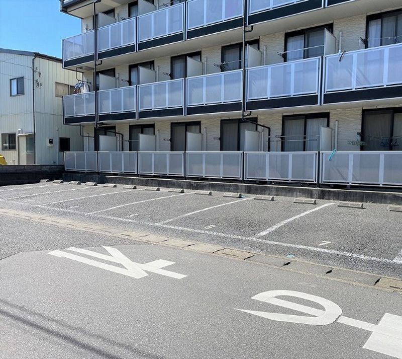 レオパレス三郷中央　清 駐車場