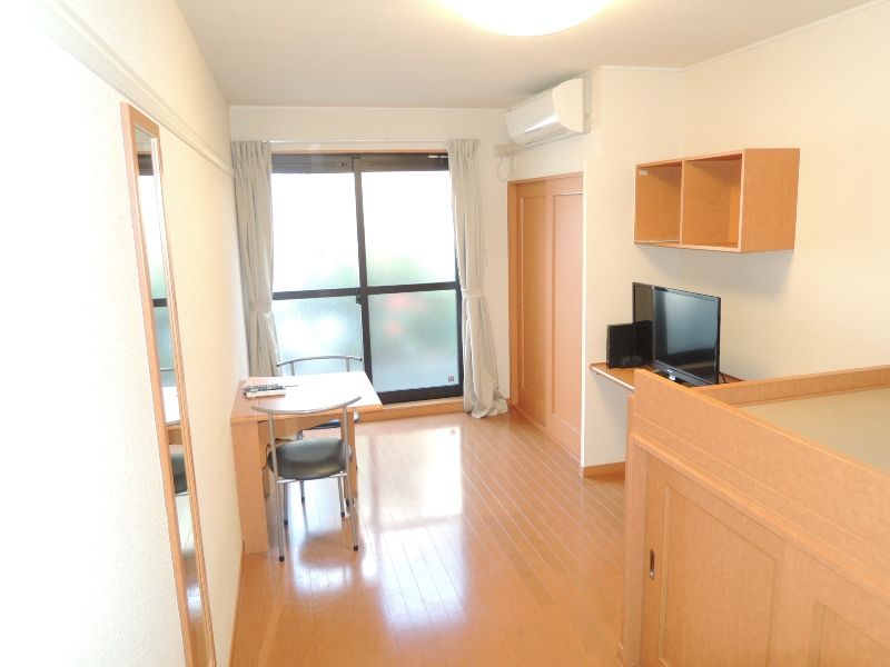 レオパレス伊伝居 居間