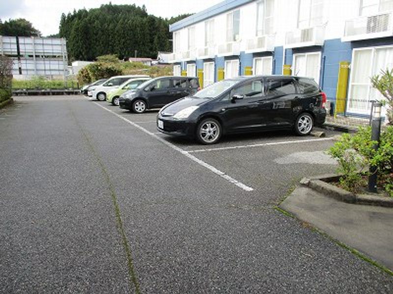 レオパレスグリーングラス 駐車場