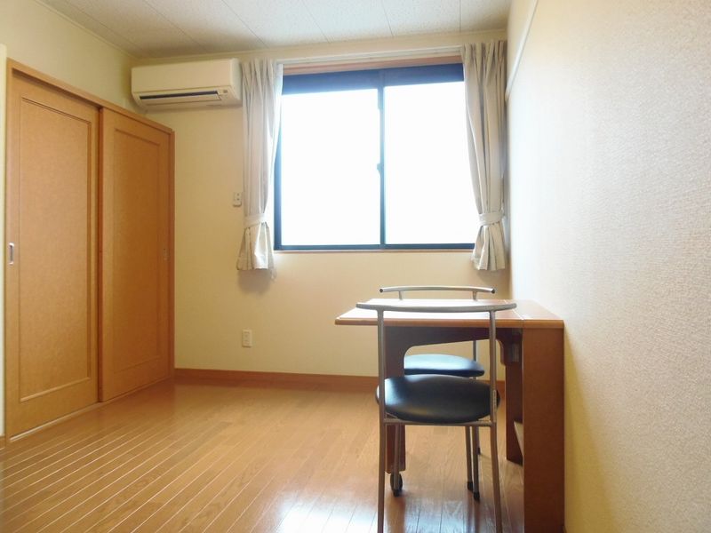 レオパレスラ　プランタン 居間